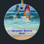 Ho'okipa Beach en Maui Surfboards Keramisch Ornament<br><div class="desc">Wereldberoemd strand met windsurfen op de noordkust van Maui aan één kant. De beroemde surfboardhek aan de andere kant. Verander de jaardatum in het jaar van uw keuze.</div>