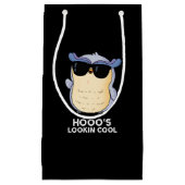 Hooo's Lookin Cool Funny Owl Pun Dark BG Klein Cadeauzakje (Voorkant)