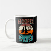 Hooper rijdt de boot Chief Koffiemok (Links)