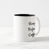 Hoops Before Coffee- Mug for Basketball Lovers Tweekleurige Koffiemok (Voorkant rechts)