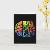 Hoops Girls onderschatten nooit een meisje dat spe Kaart (Gele Bloem)