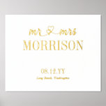 Hoort Mr & Mrs Last Name Wedding Date Folie Afdrukken<br><div class="desc">Romantic trouwprins met mr & mrs verbonden met het ingesloten hart,  je gedeelde achternaam in elegante hoge letters,  je trouwdatum en trouwlocatie,  allemaal in gouden folie op een witte achtergrond.</div>