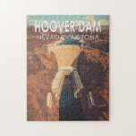 Hoover Dam Travel Art Vintage Legpuzzel<br><div class="desc">Hoover Dam in een vector art stijl. Hoover Dam is een betonnen boog zwaartekracht dam in de Black Canyon van de Colorado River,  op de grens tussen de Amerikaanse staten Nevada en Arizona.</div>