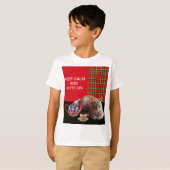 "HOP CALM AND KAT ON", RED TARTAN, CAT TEA PARTIJ T-SHIRT (Voorkant volledig)