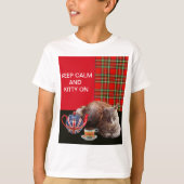 "HOP CALM AND KAT ON", RED TARTAN, CAT TEA PARTIJ T-SHIRT (Voorkant)