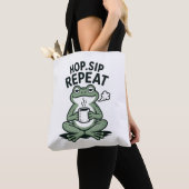 Hop Sip Repeat Grappig Kikker Koffie Design Tote Bag (Dichtbij)