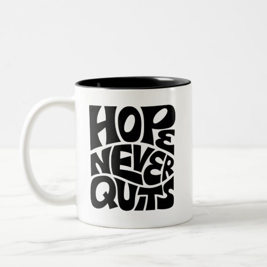 Hope Never Quits Inspirational Typography Design Tweekleurige Koffiemok (Links)