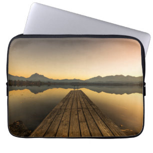 Hopfen-meer met een Jetty- en Alpgebergte Laptop Sleeve