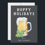 Hoppy Feestdagen Chalkboard Flat Holiday Card Feestdagenkaart<br><div class="desc">Mok,  hop en tarwe van gebilderd bier op een zwart karton met een bijpassend café op de achterkant,  een grappige "hap"-kaart.</div>
