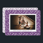 Horizontale foto met kerstgroen (Plum) Feestdagenkaart<br><div class="desc">Deze feestelijke fotokaart is voorzien van een met de hand getekend paars en wit winterbotanisch patroon. Het heeft ruimte voor één horizontale foto over een eenvoudige vakantiegroet.</div>