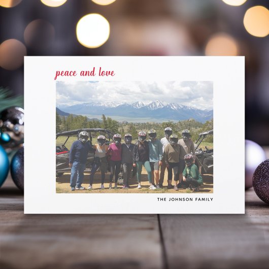Horizontale foto met kerstscript, roodvlecht feestdagenkaart