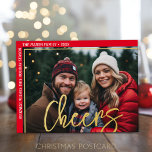 Horizontale foto - Offset Huge Script - Cheers Folie Feestdagen Briefkaart<br><div class="desc">ONTWERP VAN DE VOORZIJDE: Een gouden groet van de folie - de kazen - is bovenop de foto in een grote,  trendy manuscriptdoopvont. De foto is van het centrum af,  en de familiehandtekening verpakt rond de witte grens. Een gouden grensaccent is ook inbegrepen. — —</div>