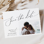 Horizontale foto van miniatuurscript met miniatuur save the date<br><div class="desc">Dit slimme, minimalistische script horizontaal, behalve de datum, is perfect voor je klassieke, eenvoudige zwarte en witte, minimale moderne boho bruiloft. Het ontwerp biedt elegante, delicate en romantische handgeschreven kalligrafie met een formele shabby chic typografie. De blik zal goed gaan met om het even welk trouwseizoen: lente, zomer, herfst, of...</div>