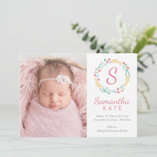 Horizontale geboorte van Floral Wreath Monogram Aankondiging (Staand voorkant)