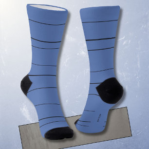 Horizontale lijnen, zwarte strepen op blauw sokken