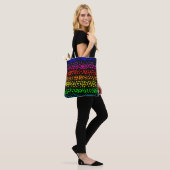 Horizontale strepen met stippen in regenboogkleure tote bag (Op model)