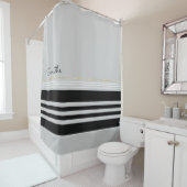 Horizontale zwarte strepen met naam douchegordijn (In situ)