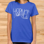Hornets Basketbal Jeugdteam Rec League Mom Blue T-shirt<br><div class="desc">Dit ontwerp is voorzien van "Hornets" in schattige handgeschreven typografie met een basketbal! Klik op de knop aanpassen voor meer flexibiliteit door de afbeeldingen te verplaatsen/schalen en de tekst te wijzigen of nieuwe tekst toe te voegen! Variaties van dit ontwerp, extra kleuren en coördinerende producten zijn beschikbaar in onze winkel,...</div>