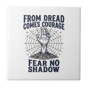 Horror Motivatie T-shirt Met Ondead Courage Quote Tegeltje
