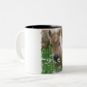 Horse Foal Smelling Flowers op een Mok (Voorkant links)