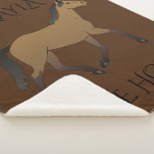 Horse gepersonaliseerde sherpa deken in het bruin. (3/4)