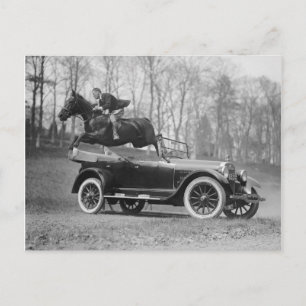 Horse Jumping Over Automobile, 1923 Briefkaart