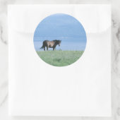 Horse, Lake en Mountain Scene Ronde Sticker (Tas)