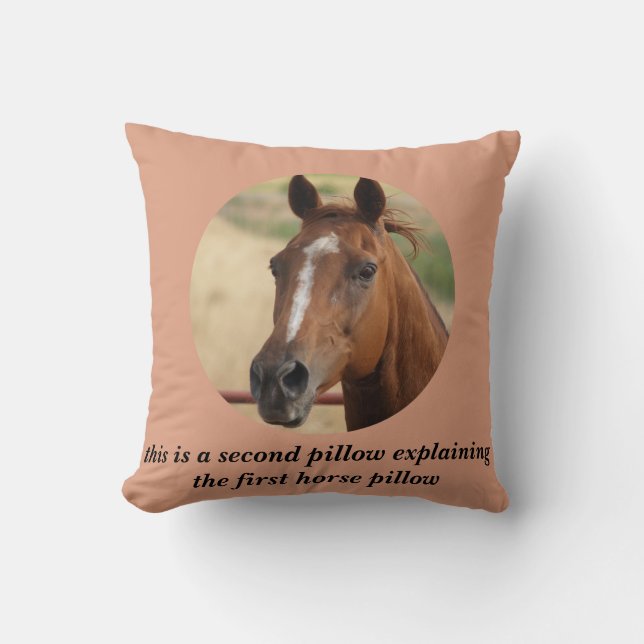 Horse Pillow 2: FYI Het paard is perfect in orde Kussen (Voorkant)