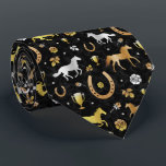 Horse Racing Derby Day Black Gold Pattern Stropdas<br><div class="desc">Viel je favoriete paardenrennen op met dit prachtige patroon. Het repetitieve ontwerp wordt gemaakt in tinten goud,  zilver en brons op zwart met een licht marmer effect. Het  patroon omvat paarden,  trofeeën,  hoefijzers en rozen. Contact FancyCelebration voor veranderingen. Zie de overeenkomende partijbenodigdheden en meer hier: https://www.zazzle.com/collections/horse_racing_derby_day_party_collection-119108502832802144</div>