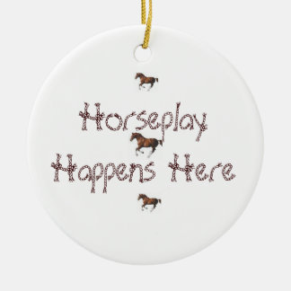 Horseplay gebeurt hier keramisch ornament