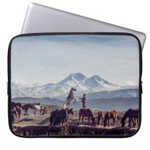 HORSES IN HET OPEN VELD VAN DE BROWN MENINGSMUNTAI LAPTOP SLEEVE