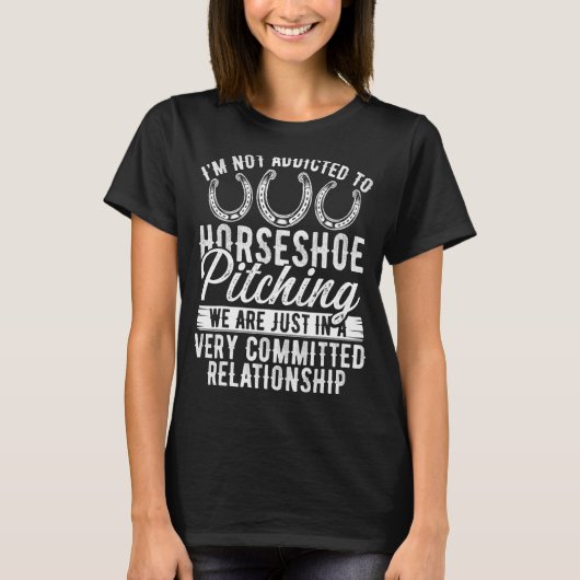 Horseshoe Pitching Game Ik ben niet verslaafd Toss T-shirt (Voorkant)