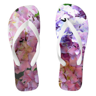 Hortensia tuin, roze, blauwe, paarse bloemen teenslippers