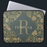 hortensia William Morris monogram Laptop Sleeve<br><div class="desc">Dit eenvoudige maar elegante ontwerp is voorzien van een elegant William Morris geïnspireerd patroon in saliegroen,  staalblauw grijs en tan en crème hortensia bloemen. Bescherm uw laptop of tablet in stijl. Voeg een naam toe om het te personaliseren. Een mooi kerst- of Moederdag-cadeau. Creëer door Simply Farmhouse Press.</div>