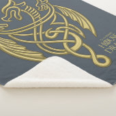 HOSE OF THE DRAGON Golden Filigree Dragon Crest Sherpa Deken (3/4)