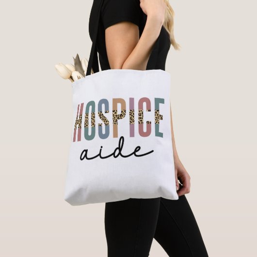 Hospice Aide | Hospice Nursing | Ziektedienst Tote Bag (Dichtbij)