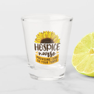 Hospice verpleegster die zorg op uw voorwaarden bi shot glas