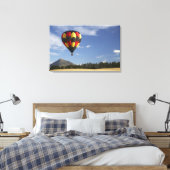 Hot Air Balloon bij Wanaka, Zuid-eiland, New Canvas Afdruk (Insitu (Slaapkamer))
