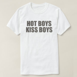 Hot Boys Kiss Boys   LGBTQ+ Pride Kleding   Doja  T-shirt