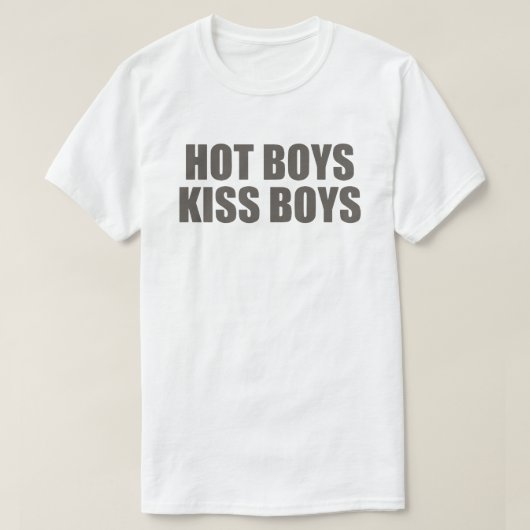 Hot Boys Kiss Boys | LGBTQ+ Pride Kleding | Doja T-shirt (Design voorkant)
