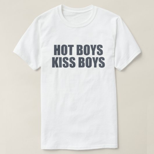 Hot Boys Kiss Boys | LGBTQ+ Pride Kleding | Doja T T-shirt (Design voorkant)