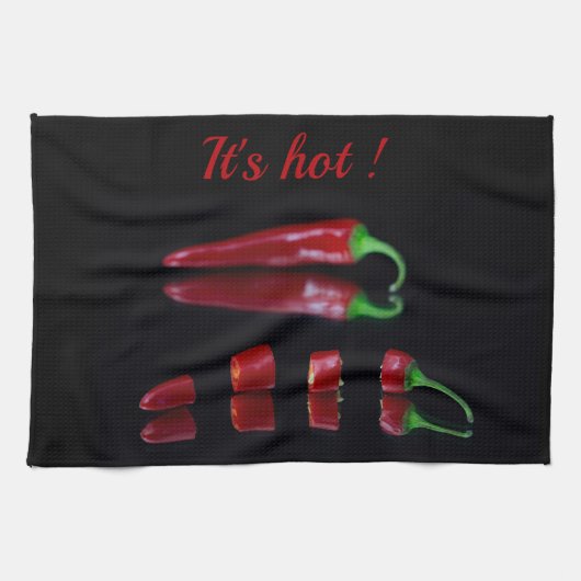 Hot chili peper foto rood en zwart met tekst theedoek (Horizontaal)