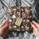 Hot Cocoa Christmas Tree Cups Gebreid Patroon Cadeaupapier<br><div class="desc">Wikkel geluk één geschenk per keer met dit gebreide Hot Cocoa Christmas Tree-inpakpapier met een schattig patroon van warme chocoladecups en decoraties op een groene kerstboom die perfect is voor het weerseizoen van de trui!</div>