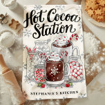 Hot Cocoa Station Gepersonaliseerde Kerst Theedoek<br><div class="desc">Verwarm uw keuken met deze heerlijke gepersonaliseerde kerstkeukenhanddoek met een feestelijk ontwerp van een warm cacaopunt. Perfect voor het toevoegen van een gezellige touch aan uw vakantie decor, deze handdoek toont mokken van warme cacao met snoep stokken, marshmallows, en feestelijke traktaties. Pas het aan met jouw naam of een speciale...</div>