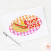 Hot Dog op Gingham picknick tafelkleed w / speceri Ovale Sticker (Envelop)