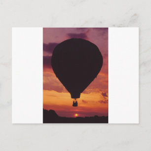Hot-luchtballon gedempt tegen een zonsondergang briefkaart