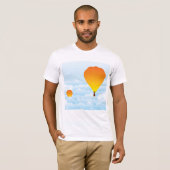 Hot-luchtballonnen in wolken die T-shirt uitrollen (Voorkant volledig)