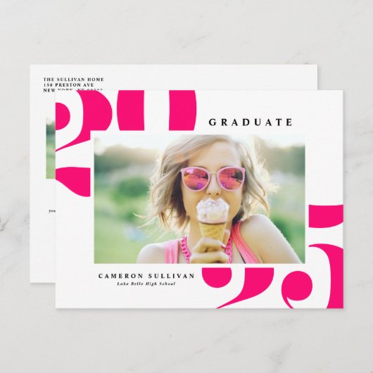 Hot Pink 2025 Bold Typography Foto Afstuderen Uitnodiging Briefkaart (Voorkant / Achterkant)
