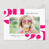 Hot Pink 2025 Bold Typography Foto Afstuderen Uitnodiging Briefkaart (Voorkant)