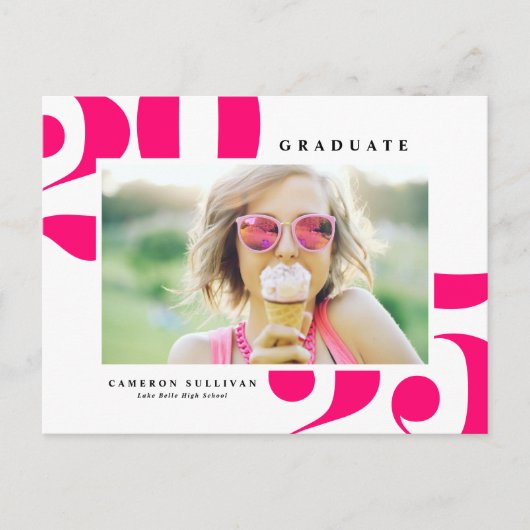 Hot Pink 2025 Bold Typography Foto Afstuderen Uitnodiging Briefkaart (Voorkant)